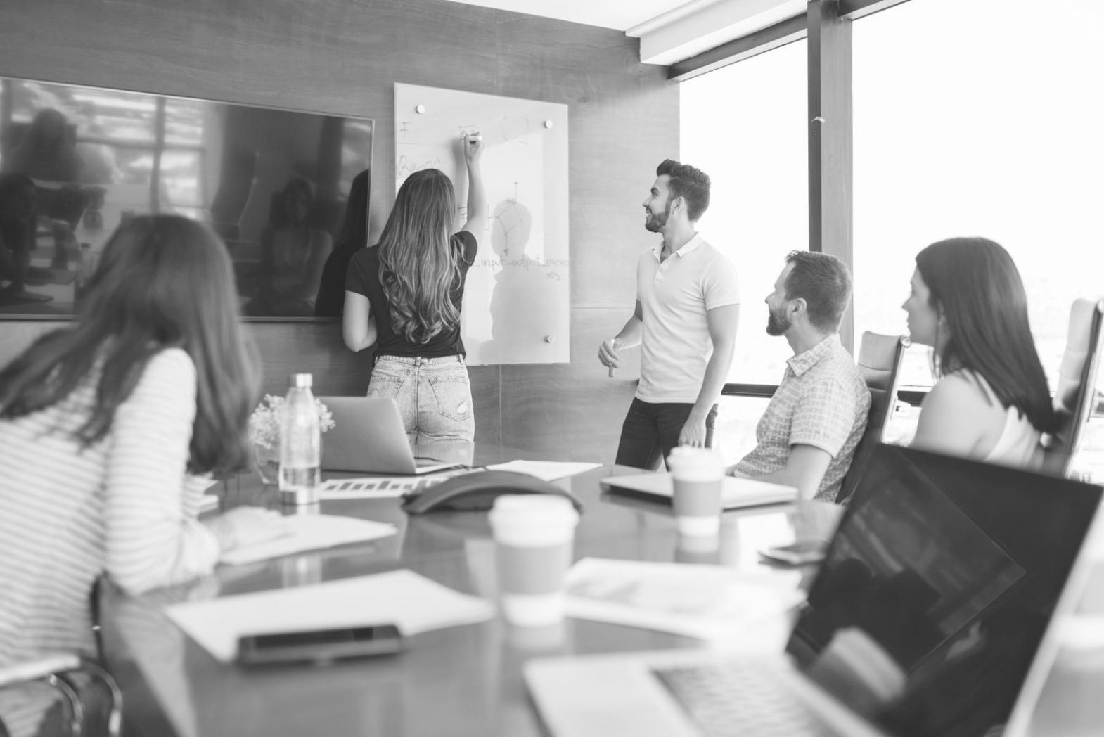 Análisis financiero empresarial con gráficos y datos